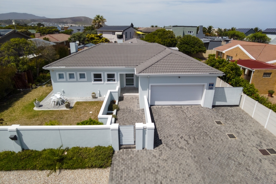 4 Bedroom Property for Sale in Sandbaai Western Cape